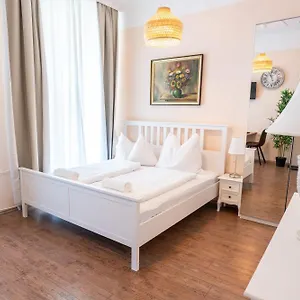 Schoenbrunn By Living Отель